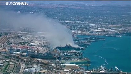 Kriegsschiff steht in Flammen