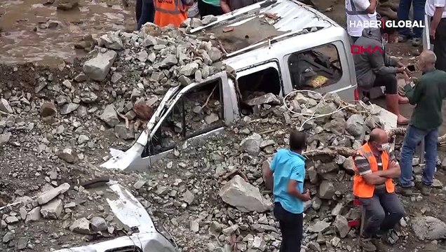 Artvin'de sel felaketi! 3 kişilik ailenin içinde bulunduğu otomobile ulaşıldı