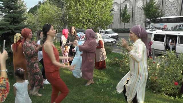 Araçları arızalanan vatandaşlar otobanı düğün evine çevirdi