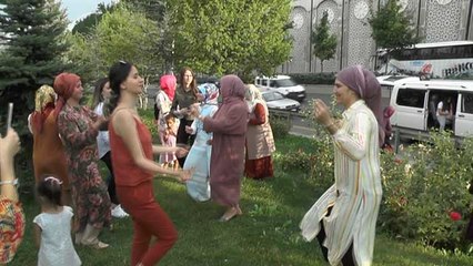 Araçları arızalanan vatandaşlar otobanı düğün evine çevirdi