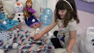 Isabella Mostrando seus Brinquedos das Princesas Elsa e Anna Disney
