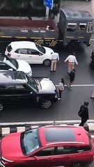 अफेयर के शक से पत्नी पति की गाड़ी पर चढ़ी, मुंबई में ब्लॉक की सड़क