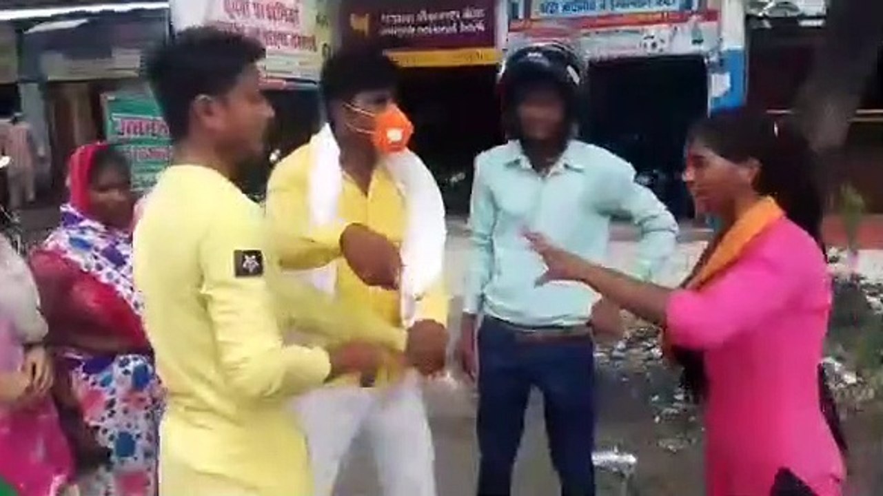यूपी: इस जिले में थाने गेट के सामने पीड़िता ने मजनू के मुंह पर जड़ी चप्पलें