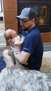 Cette petite fille se calme lorsqu’elle entend du death metal