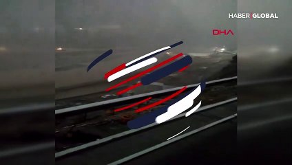 Bir ailenin sele kapıldığı anlar kamerada