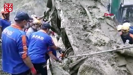 3 kişinin cansız bedeni araçtan böyle çıkarıldı