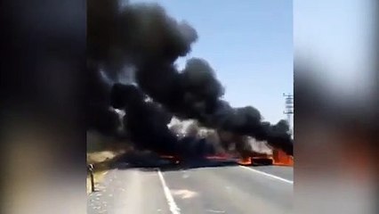 DEDAŞ'ın elektiriğini kestiği çiftçiler Akçakale-Ceylanpınar karayolunda lastik yakıp yolu kapattı