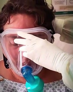 Humorista paraibano Renan da Resenha se emociona ao deixar hospital após vencer a Covid-19