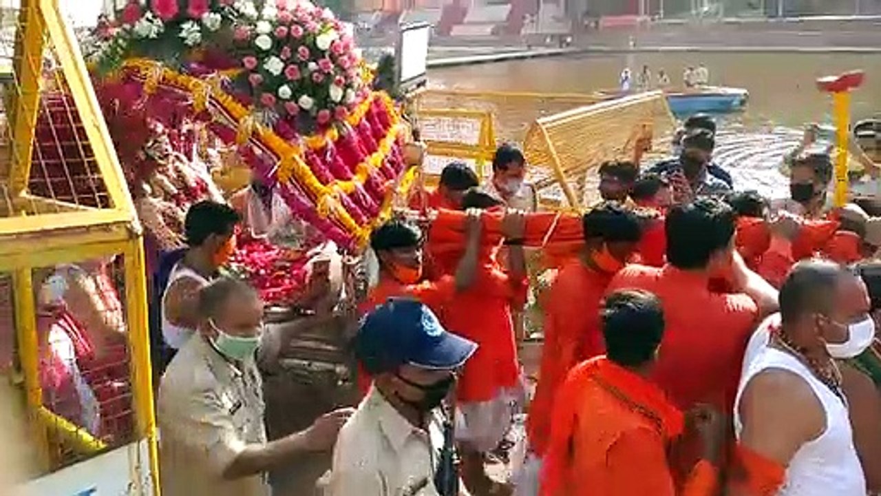 श्रावन मास के सोमवार पर आज उज्जैन में बाबा महाकाल की भव्य सवारी निकाली गई