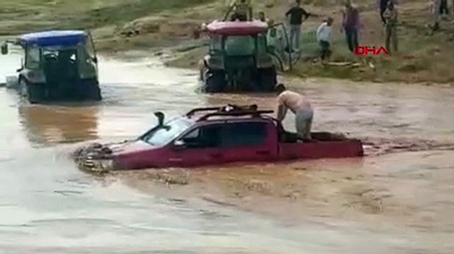 Bitlis'te taşan derede aracıyla mahsar kalan kişinin zor anları kamerada