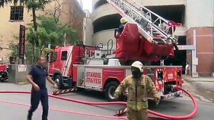 Tarihi fabrikanın çatısında yangın; meraklı kalbalık sosyal mesafeyi hiçe saydı