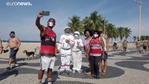شاهد: بزة لرجال الفضاء للحدّ من انتشار فيروس كورونا على شاطئ كوباكابانا