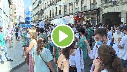 Casi un millar de MIR manifestándose en la Consejería de Sanidad