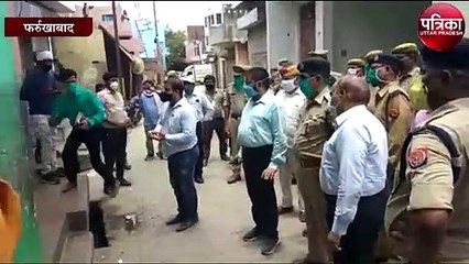 लाॅक डाउन में नहीं खुले शहर के बाजार हॉटस्पॉट एरिया में बल्लियों को पार कर गुजर रहे लोग