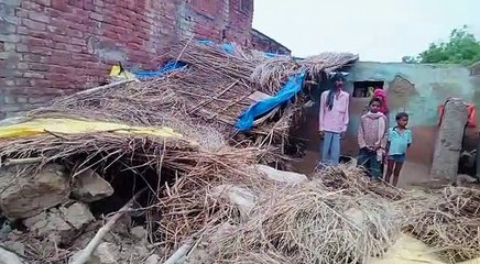 बारिश के कारण गिरी दीवार और छत, दिहाड़ी मज़दूर हुआ बेघर