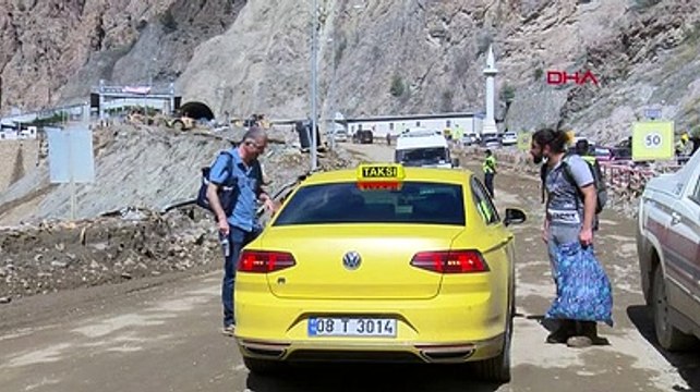 Tünelin çamur dolması sebebiyle Erzurum-Artvin yolu ulaşıma kapandı