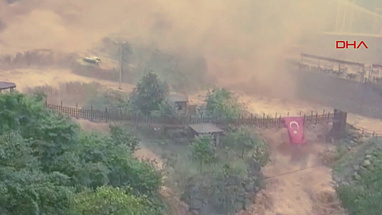 Rize'de tüyler ürperten görüntü: Ağaran şelalesi taştı