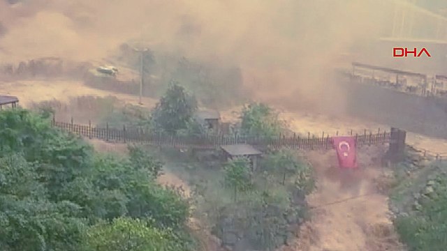 Rize'de tüyler ürperten görüntü: Ağaran şelalesi taştı