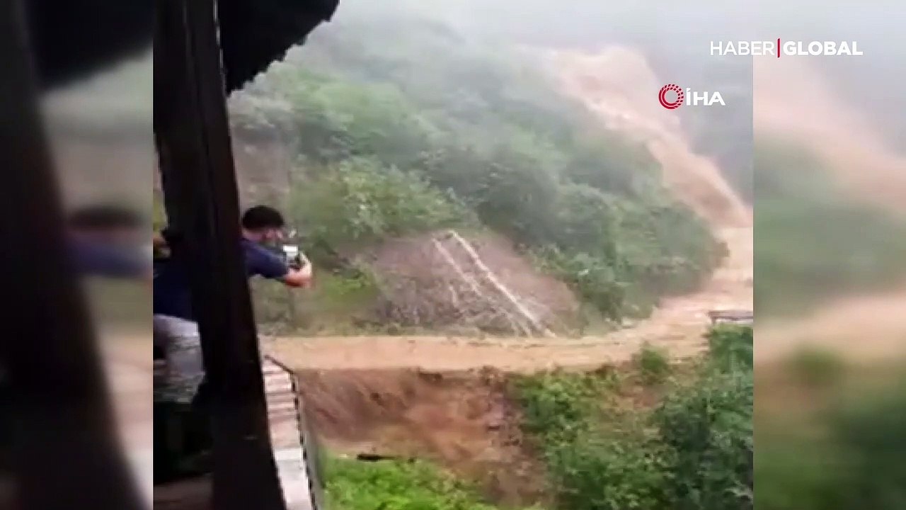 Ağaran Şelalesi yolu böyle taştı...Yol trafiğe kapandı