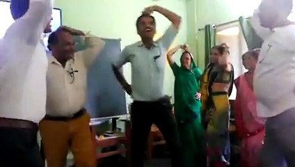 डांस के ज़रिए टीचरों को दी जा रही है मात्राओं की ट्रेनिंग, वीडियो वायरल