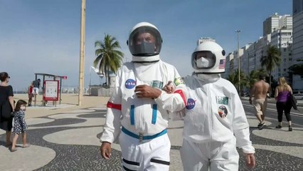 Pareja de brasileños se protege del coronavirus... con trajes de astronauta