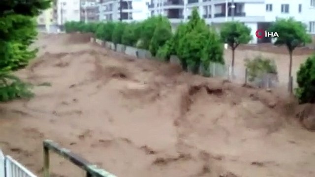 Şairler deresi yolu sel nedeniyle trafiğe kapandı