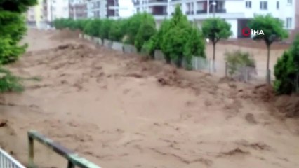 Şairler deresi yolu sel nedeniyle trafiğe kapandı