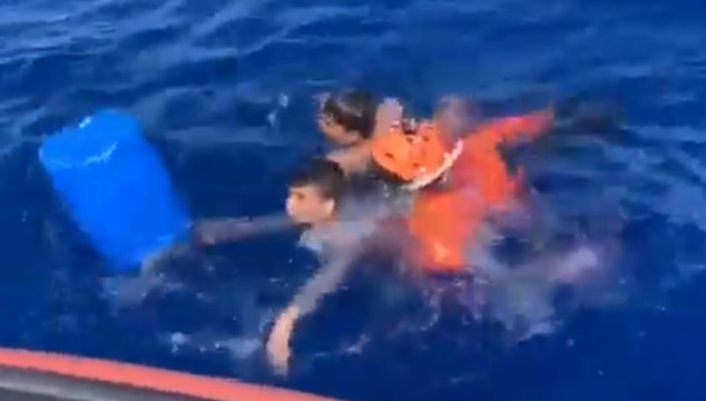Migranti, soccorse 17 persone al largo di Lampedusa (13.07.20)