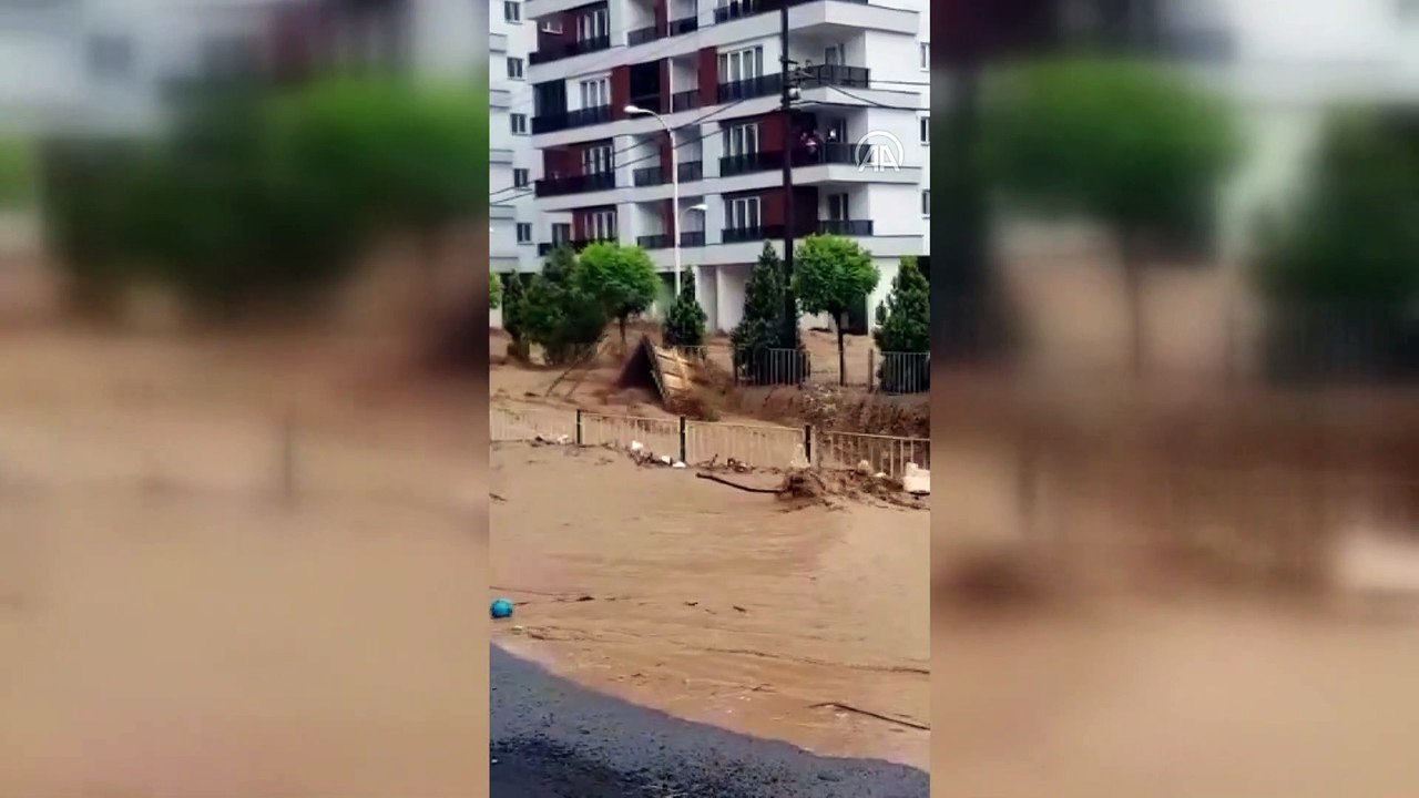 Çayeli'nde şiddetli yağış nedeniyle dere taştı (2) - RİZE
