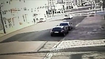 Câmera mostra van atingindo carro parado no Bairro São Cristóvão