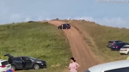 Un idiot laisse sa voiture partir sans lui dans la pente