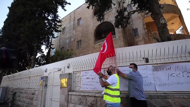 İsrail ordusundan silahlı bir kişinin de aralarında bulunduğu grup Türk bayrağı yaktı - KUDÜS