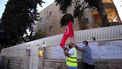 İsrail ordusundan silahlı bir kişinin de aralarında bulunduğu grup Türk bayrağı yaktı - KUDÜS