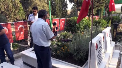 15 Temmuz'da şehit edilen ikiz polisler, mezarları başında anıldı - ADANA
