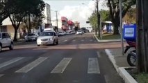 Homem fica ferido após colisão entre motos na Avenida Brasil