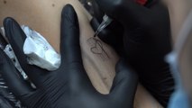 Estudio en València homenajea a los sanitarios con un tatuaje por su labor frente al virus