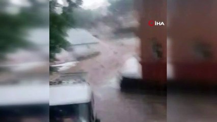 Bingöl'de yağmur ve dolu bir köyde ekine zarar verdi, bazı evleri su bastı