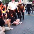 En USA estalló la violencia en Brooklyn, Nueva York, manifestantes de BlackLivesMatter y BlueLivesMatter se enfrentaron en una manifestación pro policial, 12 de Julio 2020.