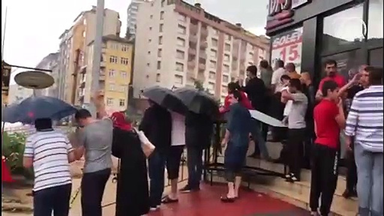 Çayeli'nde şiddetli yağış nedeniyle dere taştı