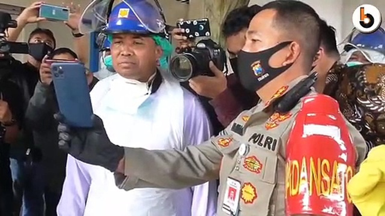 KAPOLRI BERI PENGHARGAAN KOMPOL SUTIONO KARENA JASANYA MENJADI RELAWAN
