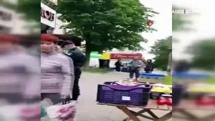 Télécharger la video: Ukrayna'da maske takmayan yaşlı adama polis şiddeti