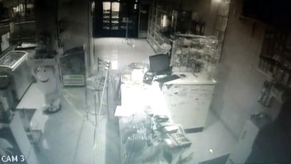 Câmeras de segurança mostram o momento do furto a posto de combustível e fuga do ladrão