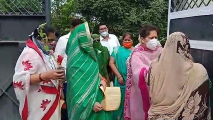 तुलसी की नैया पार लगाने के लिए घर-घर बांटे जा रहे तुलसी के पौधे