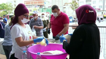 Mustafakemalpaşa Belediyesi Ayasofya Cami için lokma dağıttı