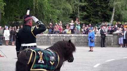 The Queen inspects the guard of honour at the gates of Balmoral Castle and Estate Aug 2018