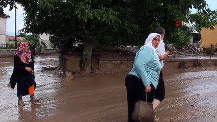 Erzincan’da Dereden Taşan Sel Suları Mahallenin Ortasından Geçti
