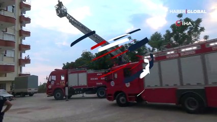 Sinir krizi geçiren kadın, kocasının eşyalarını balkonda yakmaya kalktı