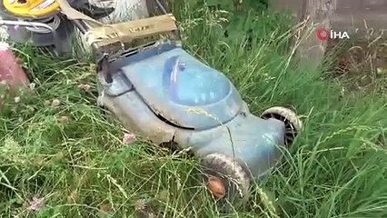 Çim biçme makinası alacak para bulamayan belediye başkanı tırpanı eline alıp ot biçti