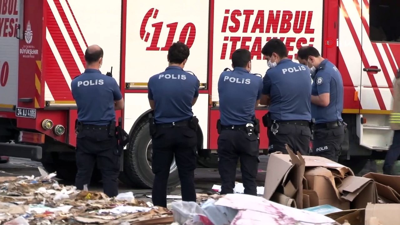 - Beylikdüzü’ndeki atık kağıt deposunda yangın çıktı- Çıkan yangın nedeniyle oluşan duman paniğe sebep oldu