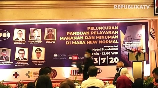 Sejumlah pengelola restoran dan pusat jajanan menerapkan protokol kesehatan ketat seperti pembatas di meja makan dan pengaturan jarak meja guna mencegah penyebaran COVID-19 di era tatanan normal baru.